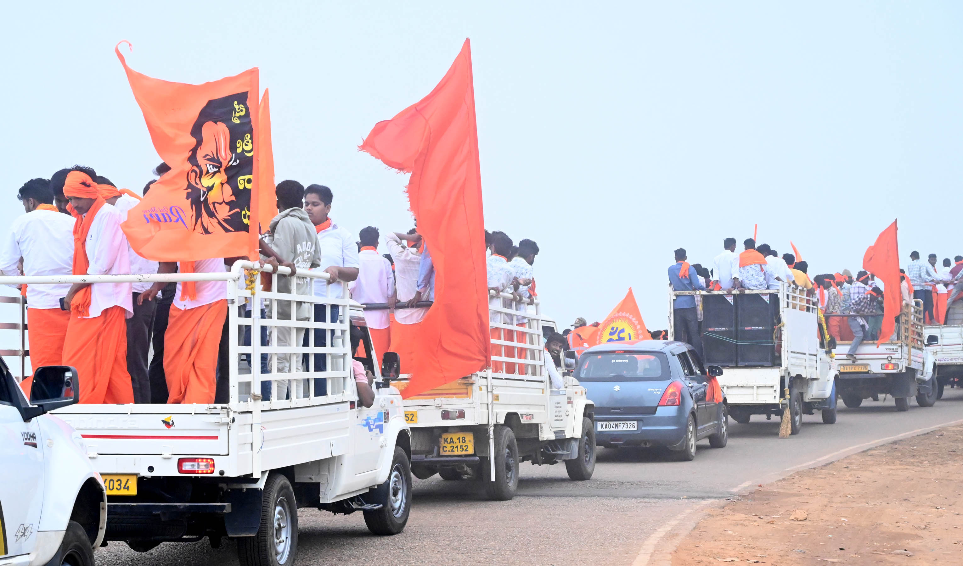 ದತ್ತ ಪಾದುಕೆ ದರ್ಶನಕ್ಕೆ ವಾಹನಗಳಲ್ಲಿ ಸಾಗುತ್ತಿರುವ ಭಕ್ತರು