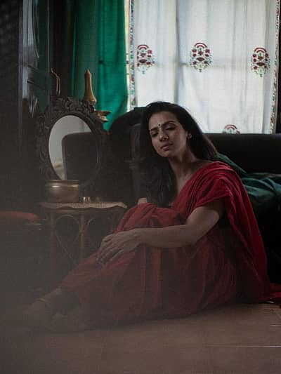 ಕಂದು ಬಣ್ಣದ ಸೀರೆಯುಟ್ಟು ನಟಿ  ಶ್ರುತಿ ಹರಿಹರನ್‌ ಕಂಗೊಳಿಸಿದ್ದಾರೆ