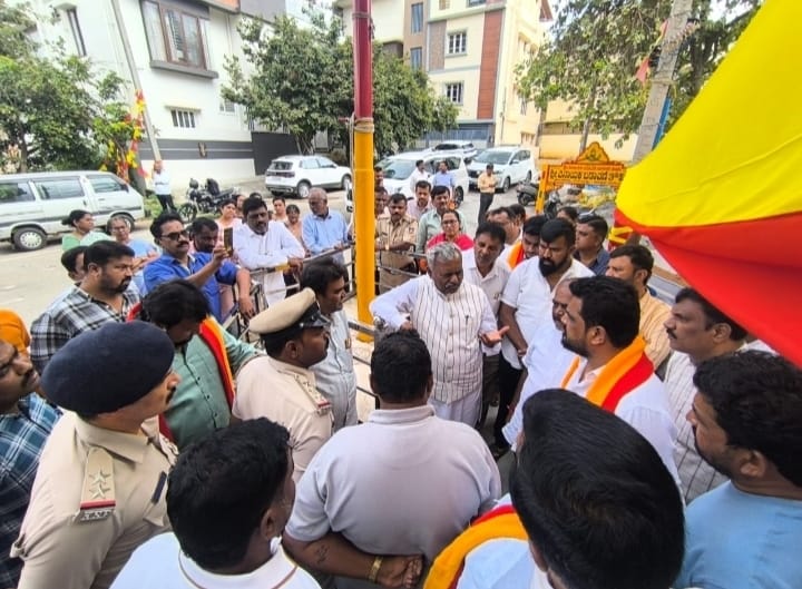 ಶಾಸಕ ಎಸ್. ಟಿ. ಸೋಮಶೇಖರ್ ಸ್ಥಳಕ್ಕೆ ಭೇಟಿ ನೀಡಿ ಪ್ರತಿಭಟನಕಾರರಿಗೆ ಬೆಂಬಲ ಸೂಚಿಸಿದರು