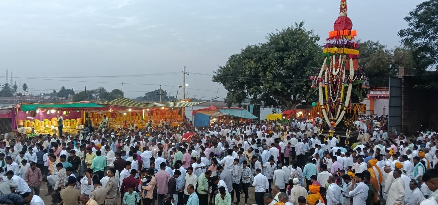 ಶಿರೂರಿನಲ್ಲಿ ಗುರುವಾರ ಸಾವಿರಾರು ಜನ ಭಕ್ತರ ಸಮ್ಮುಖದಲ್ಲಿ ಸಿದ್ದೇಶ್ವರ ರಥೋತ್ಸವ ಜರುಗಿತು.