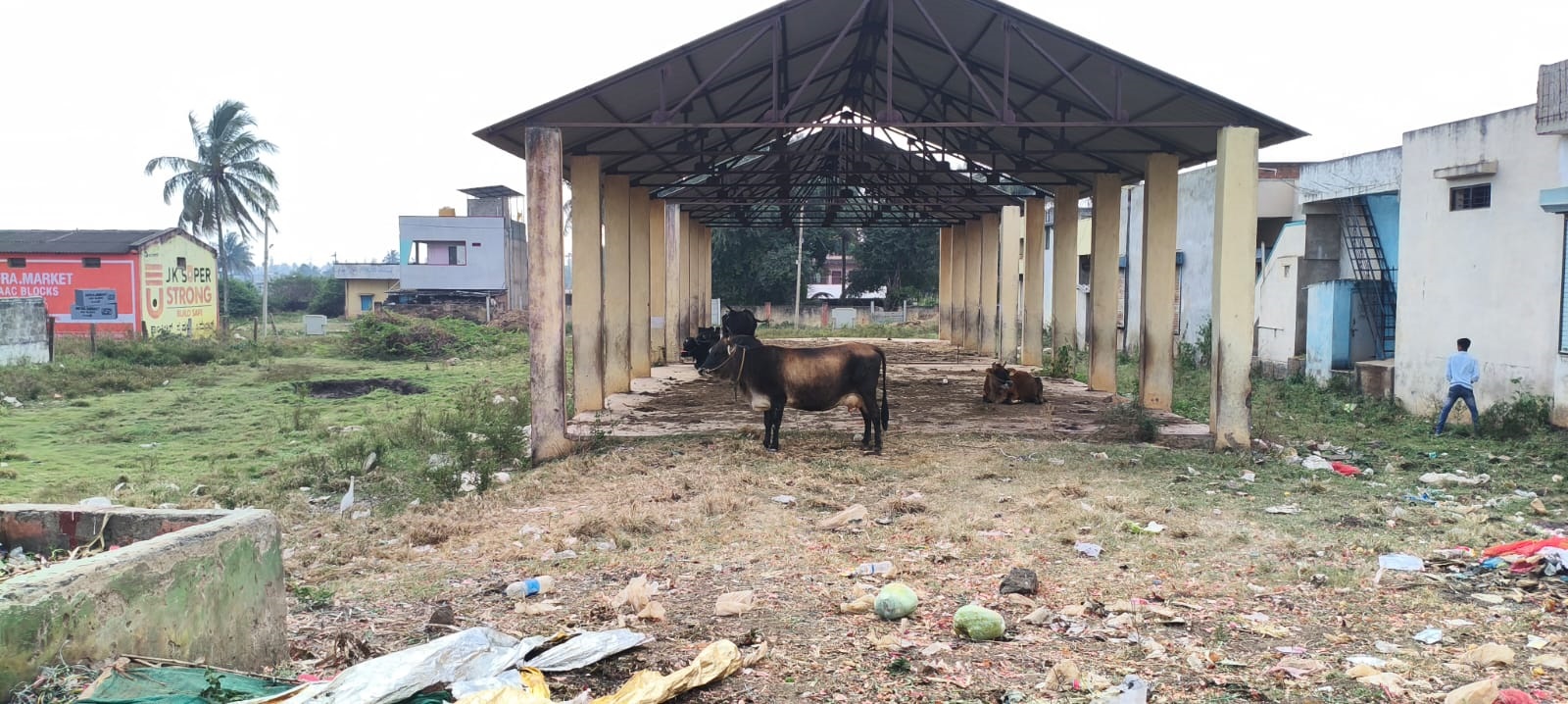 ಧಾರವಾಡದ ಎಪಿಎಂಸಿ ಆವರಣದ ಸಂತೆಕಟ್ಟೆ ಅವಸ್ಥೆ 