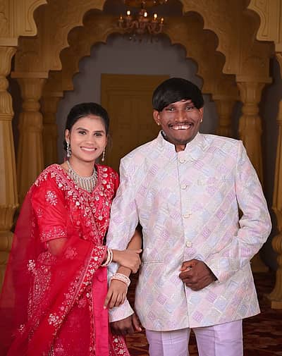 ಬಿಗ್‌ಬಾಸ್ ಮರಾಠಿ ಸೀಸನ್ 5ರ ವಿಜೇತ ಸೂರಜ್ ಚವಾಣ್ ಅವರು ಬಾಲ್ಯದ ಗೆಳೆತಿ ಜೊತೆ ಅದ್ಧೂರಿಯಾಗಿ ದಾಂಪತ್ಯ ಜೀವನಕ್ಕೆ ಕಾಲಿಟ್ಟಿದ್ದಾರೆ.