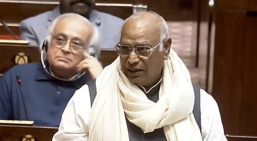 ರೂಪಾಯಿ ಮೌಲ್ಯ ಕುಸಿತ ದೇಶದ ನಿಜವಾದ ಆರ್ಥಿಕ ಸ್ಥಿತಿ ತೋರಿಸುತ್ತದೆ: ಖರ್ಗೆ 