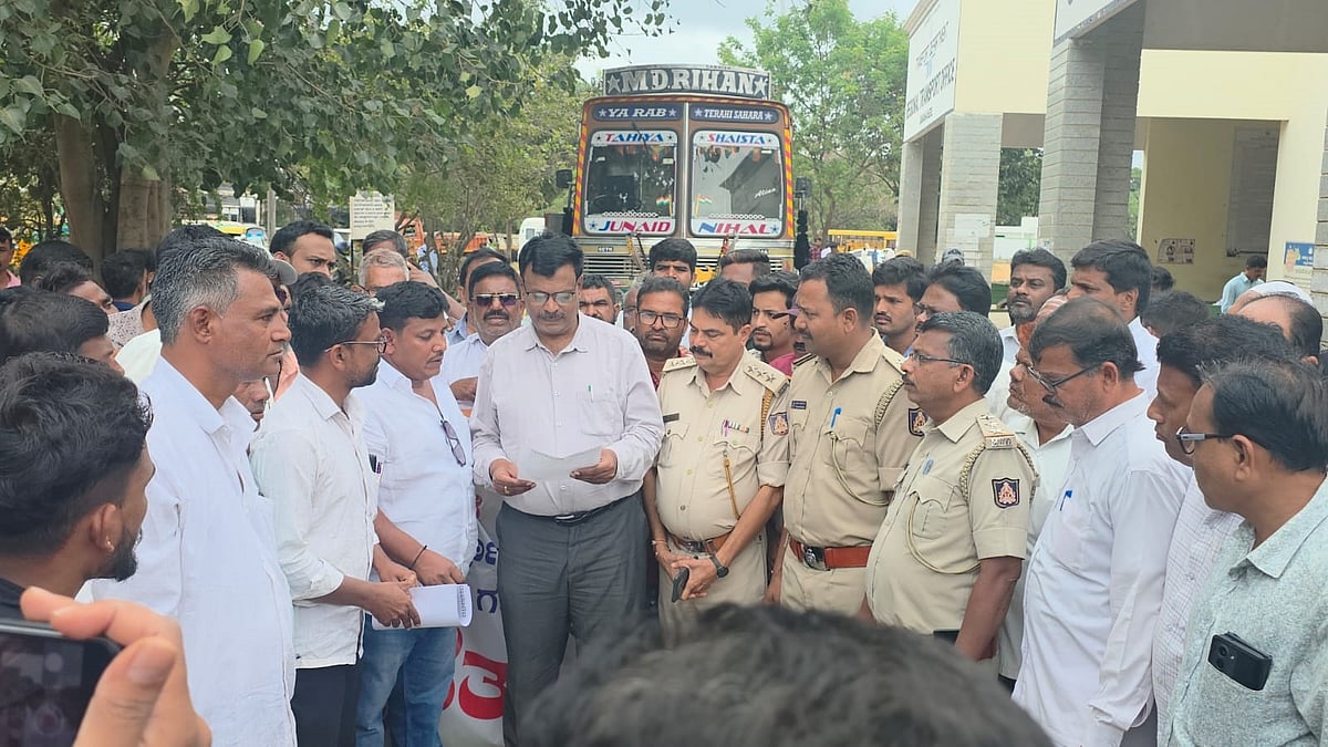 ದಾವಣಗೆರೆ: ಶುಲ್ಕ ಏರಿಕೆ ವಿರುದ್ಧ ಆಕ್ರೋಶ