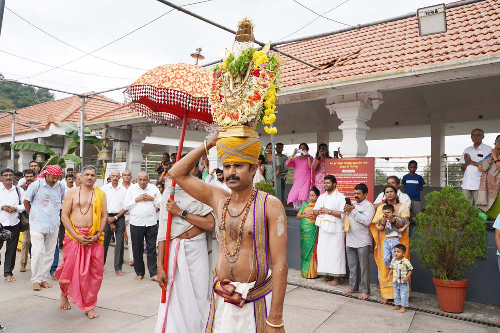 ನಾಪೋಕ್ಲುಸಮೀಪದ ಕಕ್ಕಬ್ಬೆಯ ಪಾಡಿ  ಇಗ್ಗುತ್ತಪ್ಪ ದೇವಾಲಯದಲ್ಲಿ ವಾರ್ಷಿಕ ಕಲಾಡ್ಚ ಹಬ್ಬವನ್ನು ಆಚರಿಸಲಾಯಿತು.