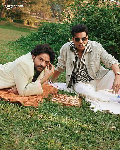 ಮನೋಜ್ ಬಾಜಪೇಯಿ ಗೂಢಚಾರಿ ಶ್ರೀಕಾಂತ್ ತಿವಾರಿ ಪಾತ್ರದಲ್ಲಿ ಹಾಗೂ ಪ್ರಿಯಾಮಣಿ ಸುಚಿತ್ರಾ ತಿವಾರಿಯಾಗಿ ಕಾಣಿಸಿಕೊಂಡಿದ್ದಾರೆ.