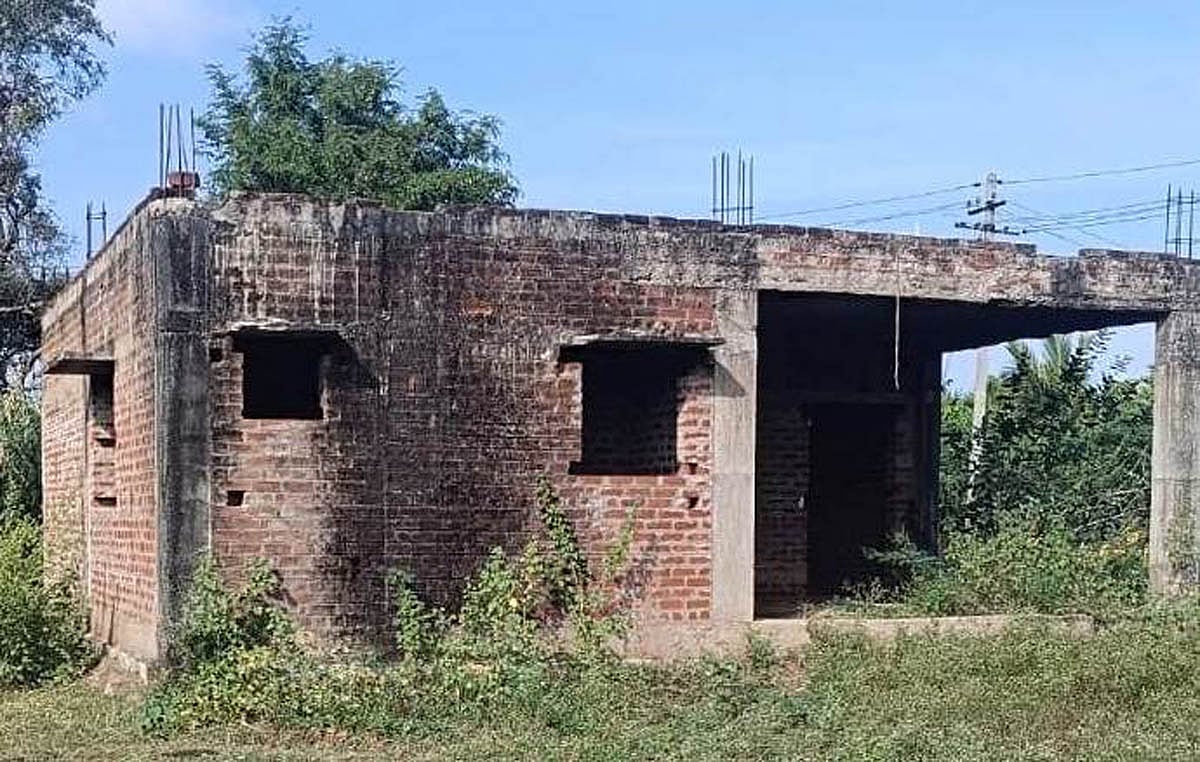 ಧರ್ಮಪುರ:  ಅಪಾಯದಡಿ ಕುಳಿತಿರುವ ಅಂಗನವಾಡಿ ಚಿಣ್ಣರು