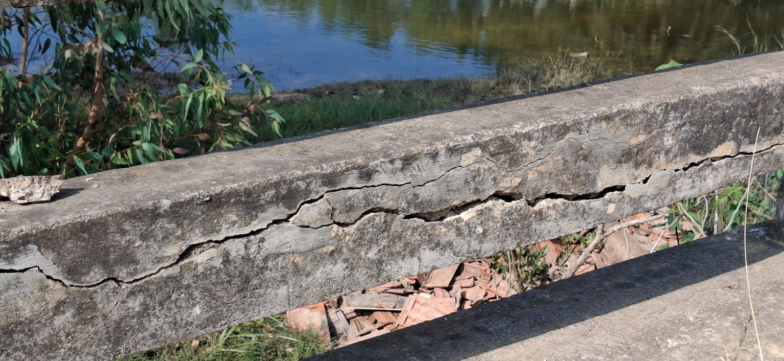 ಸೇತುವೆಯ ಕಂಬಗಳು ಬಿರುಕು ಬಿಟ್ಟಿರುವುದು 