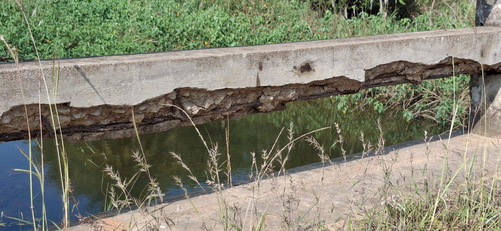 ಸೇತುವೆಯ ಸಿಮೆಂಟ್ ಉದುರಿ ಕಬ್ಬಿಣದ ಕಂಬಿ ಕಾಣುತ್ತಿರುವುದು 