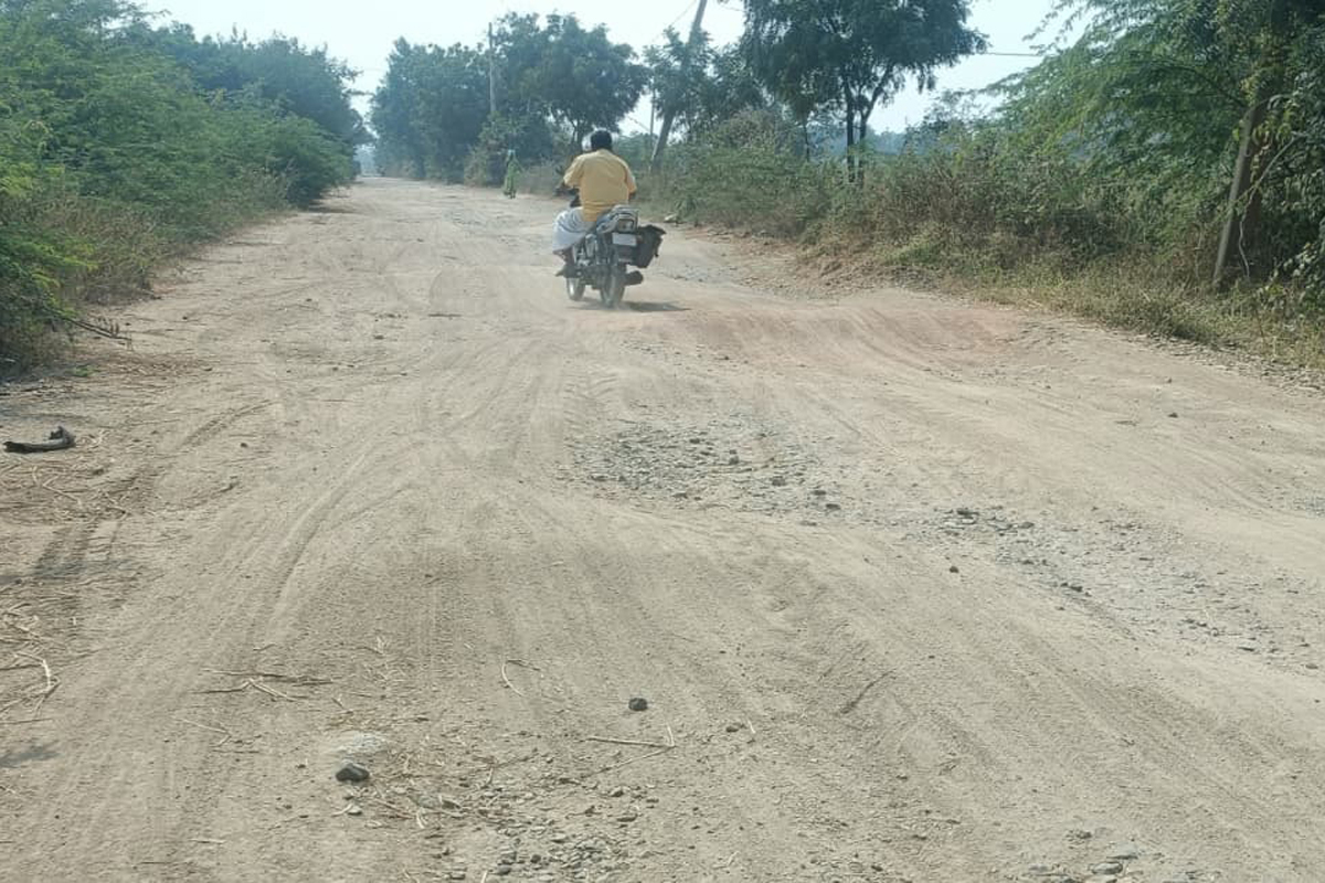 ಕವಿತಾಳ ಸಮೀಪದ ಪಾಮನಕಲ್ಲೂರು ಗ್ರಾಮದಿಂದ ಹಟ್ಟಿ ಚಿನ್ನದ ಗಣಿ ಸಂಪರ್ಕಿಸುವ ಮುಖ್ಯ ರಸ್ತೆ ಹಾಳಾಗಿರುವುದು
