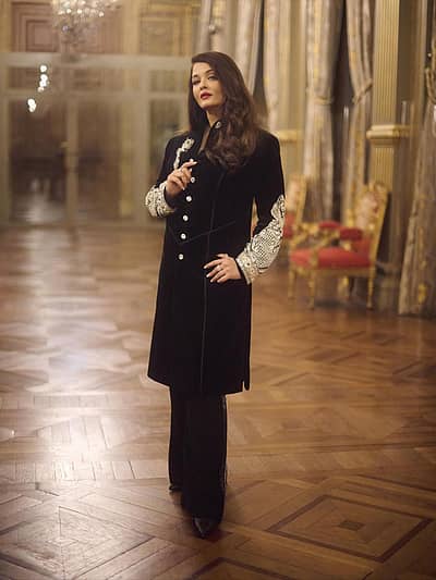 ಕಪ್ಪು ಬಣ್ಣದ ಉಡುಗೆ ತೊಟ್ಟು ಐಶ್ವರ್ಯ ರೈ ಕಂಗೊಳಿಸಿದ್ದಾರೆ