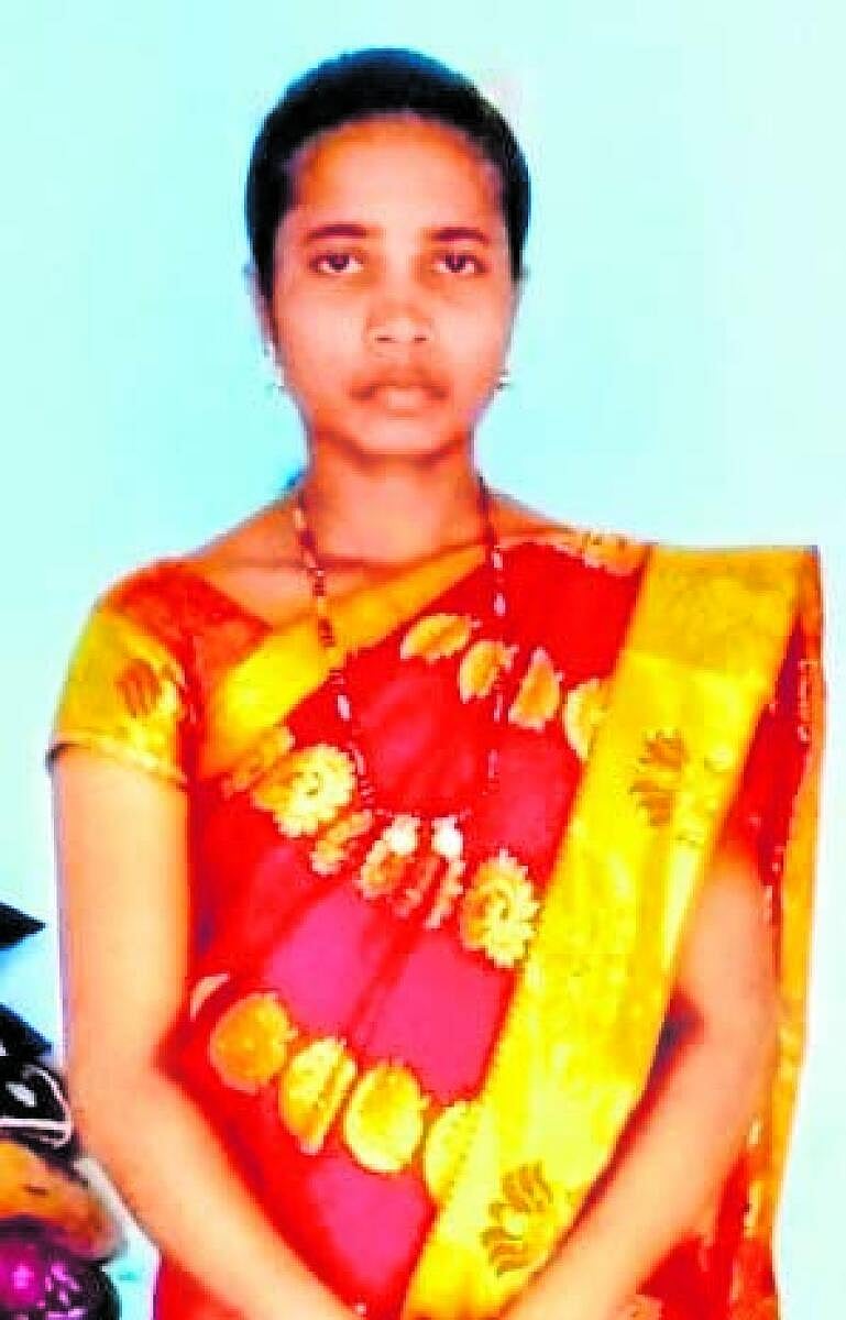 ದಾವಣಗೆರೆ | ಸಾಕು ನಾಯಿಗಳ ದಾಳಿ: ಮಹಿಳೆ ಸಾವು