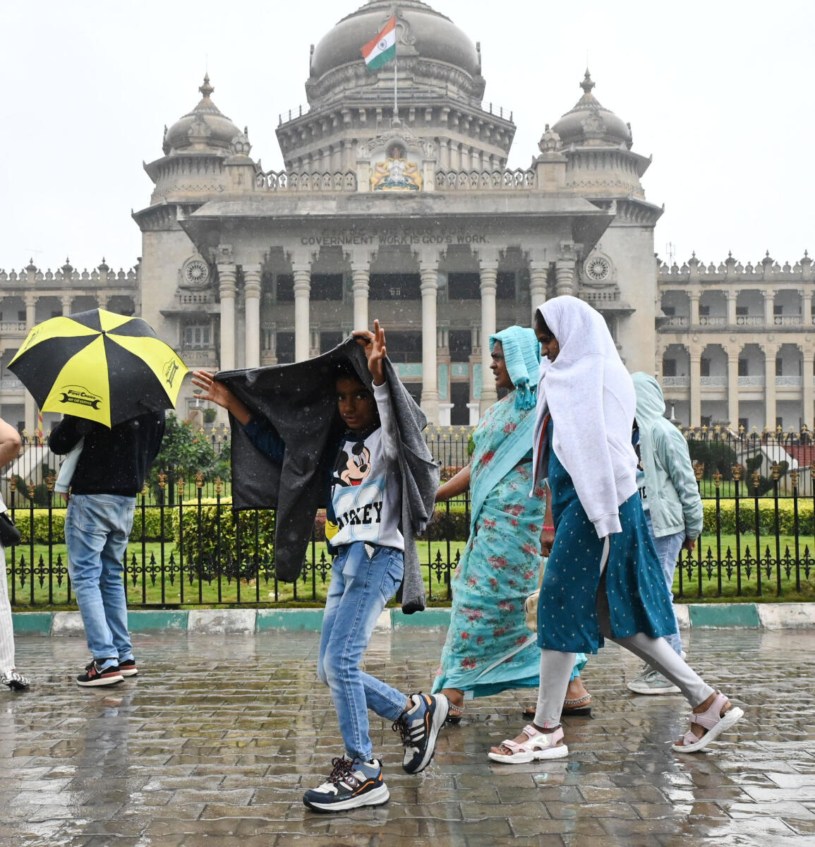 ಬೆಂಗಳೂರಿನಲ್ಲಿ ಸಾಮಾನ್ಯವಾಗಿ ಮೋಡ ಕವಿದ ವಾತಾವರಣ. ಹಗುರ ಮಳೆಯಾಗಿದೆ