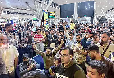 ಇಂಡಿಗೊ ವಿಮಾನದಿಂದಾಗಿ ಸಂಕಷ್ಟ ಎದುರಿಸುತ್ತಿರುವ ಪ್ರಯಾಣಿಕರು ರಾಯ್‌ಪುರದ ಸ್ವಾಮಿ ವಿವೇಕಾನಂದ ವಿಮಾನ ನಿಲ್ದಾಣದಲ್ಲಿನ ಕಾದು ಕುಳಿತಿರುವುದು.