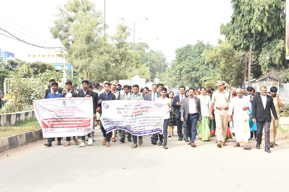 ಚಿಕ್ಕಬಳ್ಳಾಪುರ | ಹೆಲ್ಮೆಟ್ ಚಿಕ್ಕದು ರಕ್ಷಣೆ ದೊಡ್ಡದು : ಟಿ.ಪಿ. ರಾಮಲಿಂಗೇಗೌಡ 