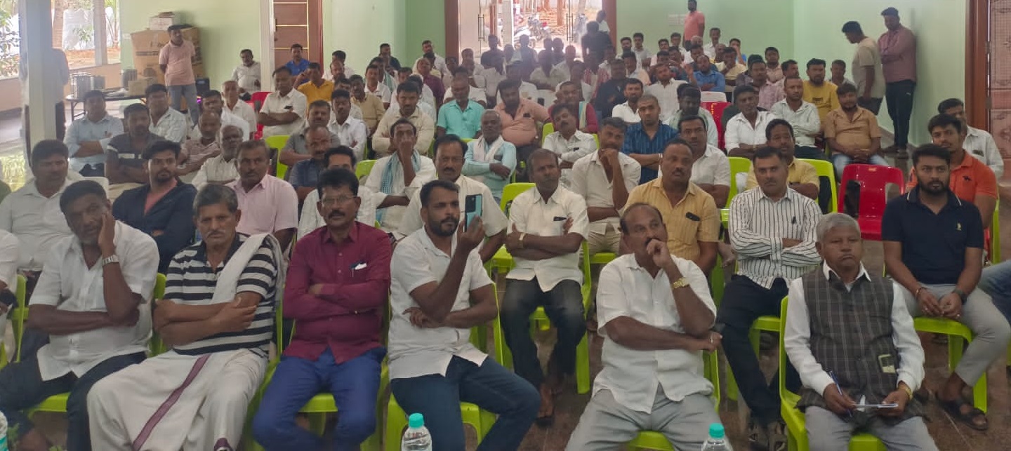 ಸಭೆಯಲ್ಲಿ ಭಾಗವಹಿಸಿದ್ದ ಸ್ಥಳೀಯರು