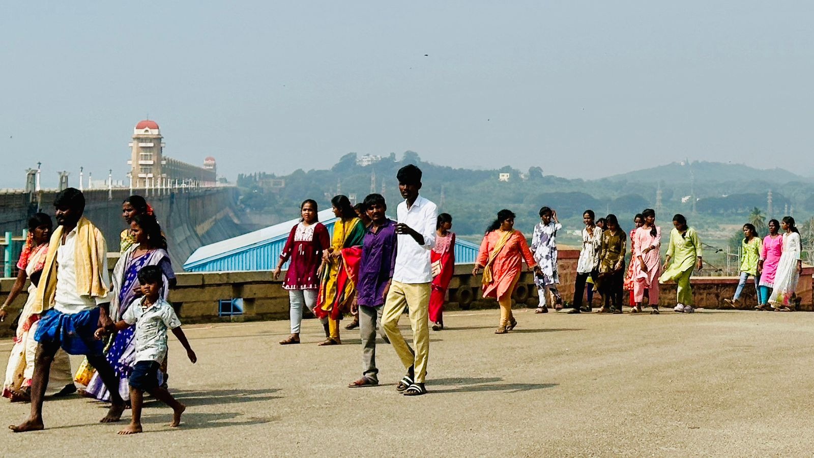 ತುಂಗಭದ್ರಾ ಅಣೆಕಟ್ಟೆಯ ಮೇಲ್ಭಾಗದಲ್ಲಿ ಶು‌ಕ್ರವಾರ ಮಧ್ಯಾಹ್ನ ಗುತ್ತಿಗೆ ಕಂಪನಿಯವರು ಪೂಜೆಯಲ್ಲಿ ತೊಡಗಿದ್ದಾಗ ಪ್ರವಾಸಿಗರು ಜಲಾಶಯ ನೋಡಲು ಬರುತ್ತಲೇ ಇದ್ದರು