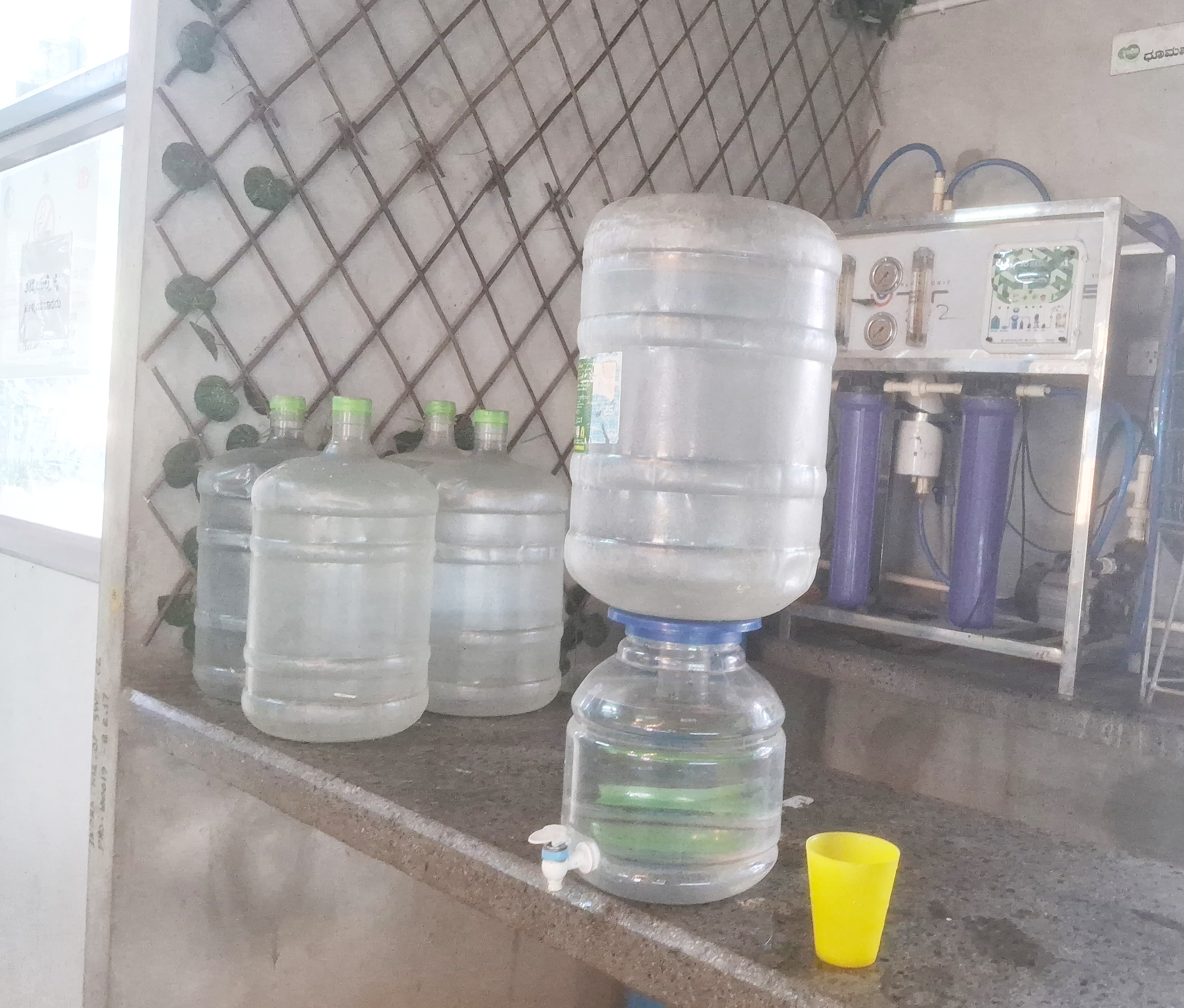 ತುಮಕೂರು ರೈಲು ನಿಲ್ದಾಣ ರಸ್ತೆಯ ಕ್ಯಾಂಟೀನ್‌ನಲ್ಲಿ ನೀರಿನ ಕ್ಯಾನ್‌ ಬಳಕೆ