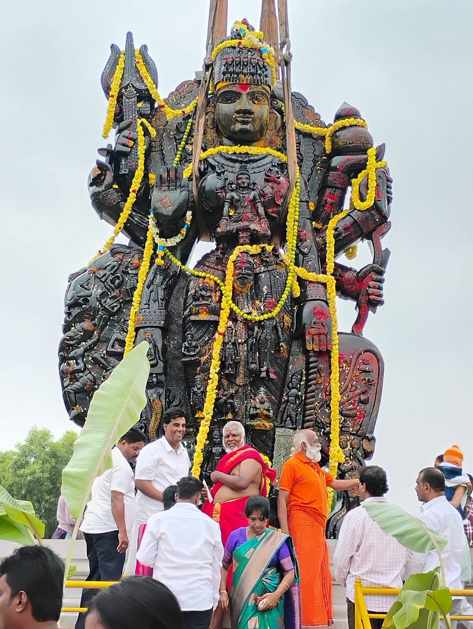 ನೆಲಮಂಗಲದ ಅಮ್ಮನಗುಡ್ಡದಲ್ಲಿ 27 ಅಡಿ ಎತ್ತರದ ಏಕಶಿಲಾ ವಿಗ್ರಹ ಪ್ರತಿಷ್ಠಾಪನೆ
