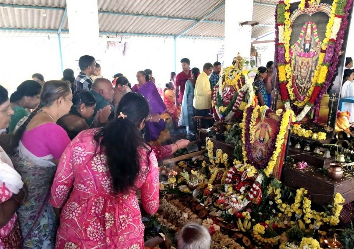 ಭಕ್ತರ ಸಮ್ಮುಖದಲ್ಲಿ ಅದ್ದೂರಿಯಾಗಿ ಜರುಗಿದ ಗಿಡದ ಜಾತ್ರಾ ಮಹೋತ್ಸವ