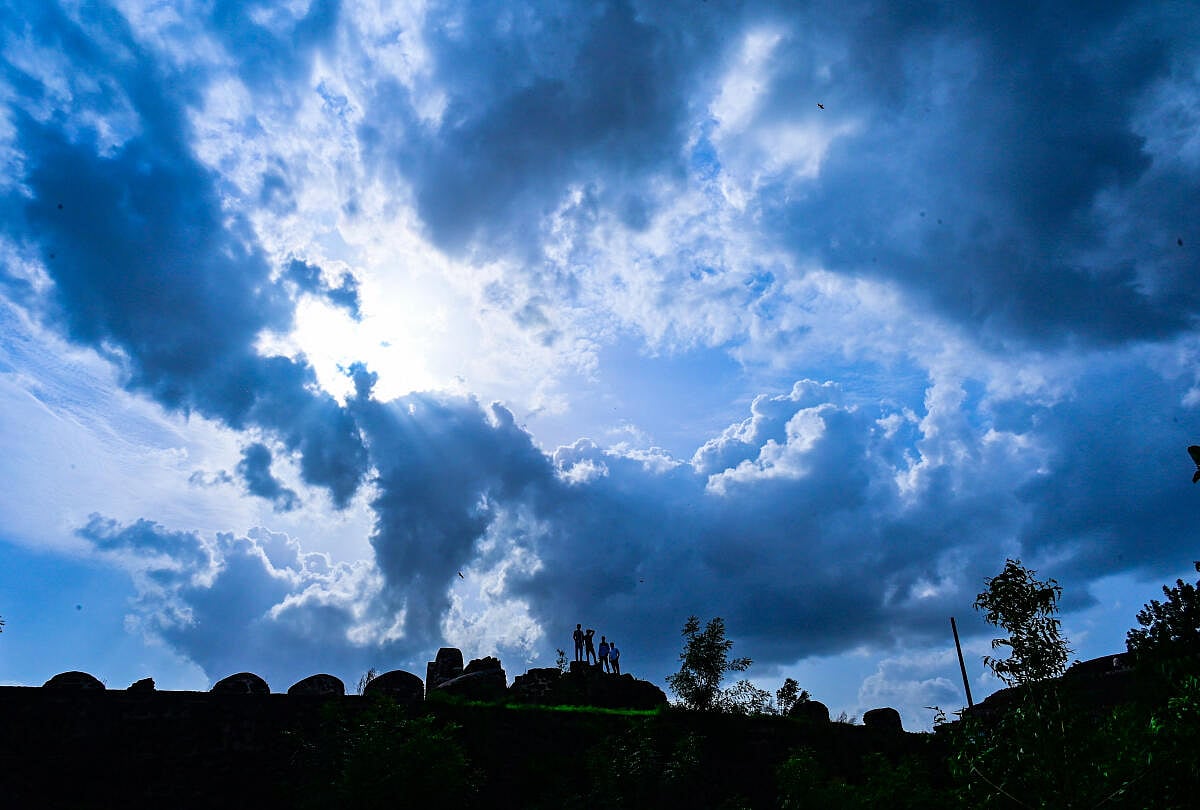 ರಾಜ್ಯದಲ್ಲಿ ಮೋಡ ಕವಿದ ವಾತಾವರಣ: ಚಿತ್ರಗಳು ಇಲ್ಲಿವೆ..