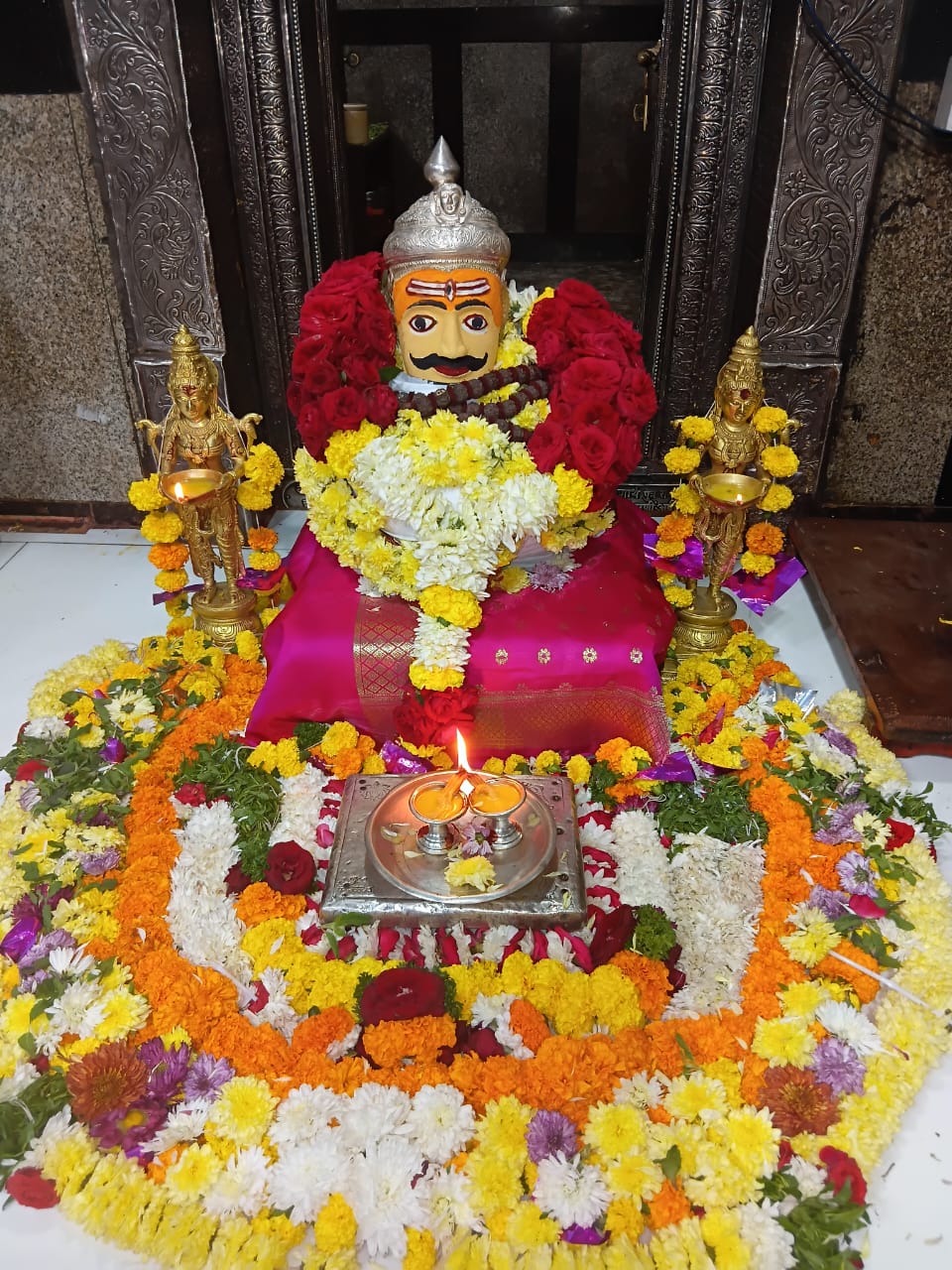 ಹೂಗಳಿಂದ ಶೃಂಗಾರಗೊಂಡ ದತ್ತ ಬಾಲ ಮೂರ್ತಿ