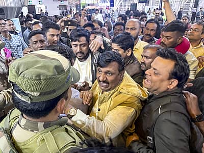 ದೇಶದ ಹಲವು ನಗರಗಳಲ್ಲಿನ ವಿಮಾನ ನಿಲ್ದಾಣಗಳಲ್ಲಿ ಇಂಡಿಗೊ ಸಂಸ್ಥೆಯ ವಿಮಾನಗಳ ವ್ಯತ್ಯಯದಿಂದ ಪ್ರಯಾಣಿಕರು ತೀವ್ರ ತೊಂದರೆ ಅನುಭವಿಸುತ್ತಿದ್ದಾರೆ. ದಿನವೀಡಿ ಅಲ್ಲಿಯೇ ಕಾದು ಕುಳಿತಿದ್ದಾರೆ. ಹಲವರು ವಿಮಾನ ನಿಲ್ದಾಣದ ಸಿಬ್ಬಂದಿಯ ಜೊತೆ ವಾಗ್ವಾದ ನಡೆಸುತ್ತಿರುವುದು ಕಂಡು ಬಂದಿದೆ.