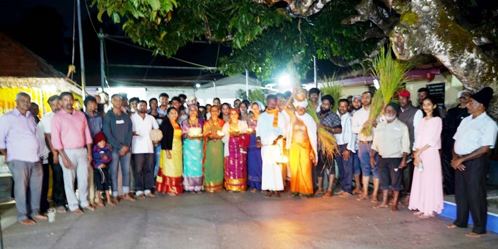 ನಾಪೋಕ್ಲು ಸಮೀಪದ ಕಕ್ಕಬ್ಬೆಯ ಪಾಡಿ ಶ್ರೀ ಇಗ್ಗುತ್ತಪ್ಪ ದೇವಾಲಯದಲ್ಲಿ ಪೊಲಿಪೊಲಿಯೇ ದೇವಾ.. ಉದ್ಗೋಷಗಳೊಂದಿಗೆ ಭಕ್ತರು ಕದಿರು ಹೊತ್ತು ದೇವಾಲಯಕ್ಕೆ ತೆರಳಿದರು