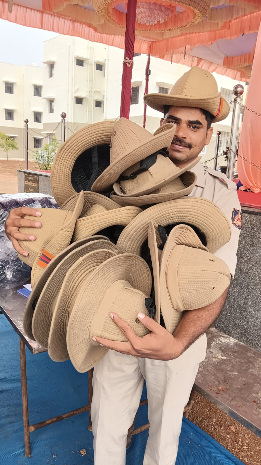 ಹೊಸಪೇಟೆಯಲ್ಲಿ ಹಳೆಯ ಪೊಲೀಸ್ ಸ್ಲೋತ್ ಕ್ಯಾಪ್‌ಗಳಿಗೆ ಶಾಶ್ವತವಾಗಿ ಗುಡ್‌ಬೈ ಹೇಳಿದ ಕ್ಷಣ  –ಪ್ರಜಾವಾಣಿ ಚಿತ್ರ