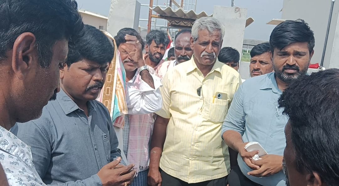 ಗೌರಿಬಿದನೂರು ತಾಲ್ಲೂಕಿನ ಮೇಳ್ಯ ಗ್ರಾಮದಲ್ಲಿರುವ ಕೋಳಿ ಫಾರ್ಮ್‌ನಿಂದ ನೊಣಗಳ ಹಾವಳಿ ಹೆಚ್ಚಿದೆ ಎಂದು ಆರೋಪಿಸಿ ಸುತ್ತಮುತ್ತಲಿನ ಗ್ರಾಮಸ್ಥರು ಶುಕ್ರವಾರ ಪ್ರತಿಭಟನೆ ನಡೆಸಿದರು. ಕೋಳಿ ಫಾರ್ಮ್‌ಗೆ ಭೇಟಿ ನೀಡಿ ಪರಿಶೀಲಿಸಿದ ತಹಶೀಲ್ದಾರ್ ಅರವಿಂದ್ ಮತ್ತು ಇ ಹೊನ್ನಯ್ಯ