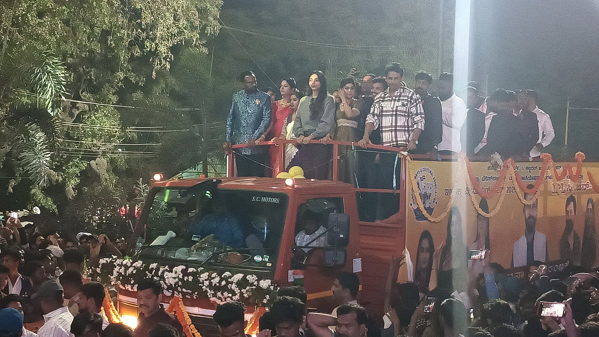 ಇಳಕಲ್| ಐಪಿಎಲ್ ಟ್ರೋಫಿಯ ಅದ್ದೂರಿ ಮೆರವಣಿಗೆ: ನಟ, ನಟಿಯರು ಭಾಗಿ