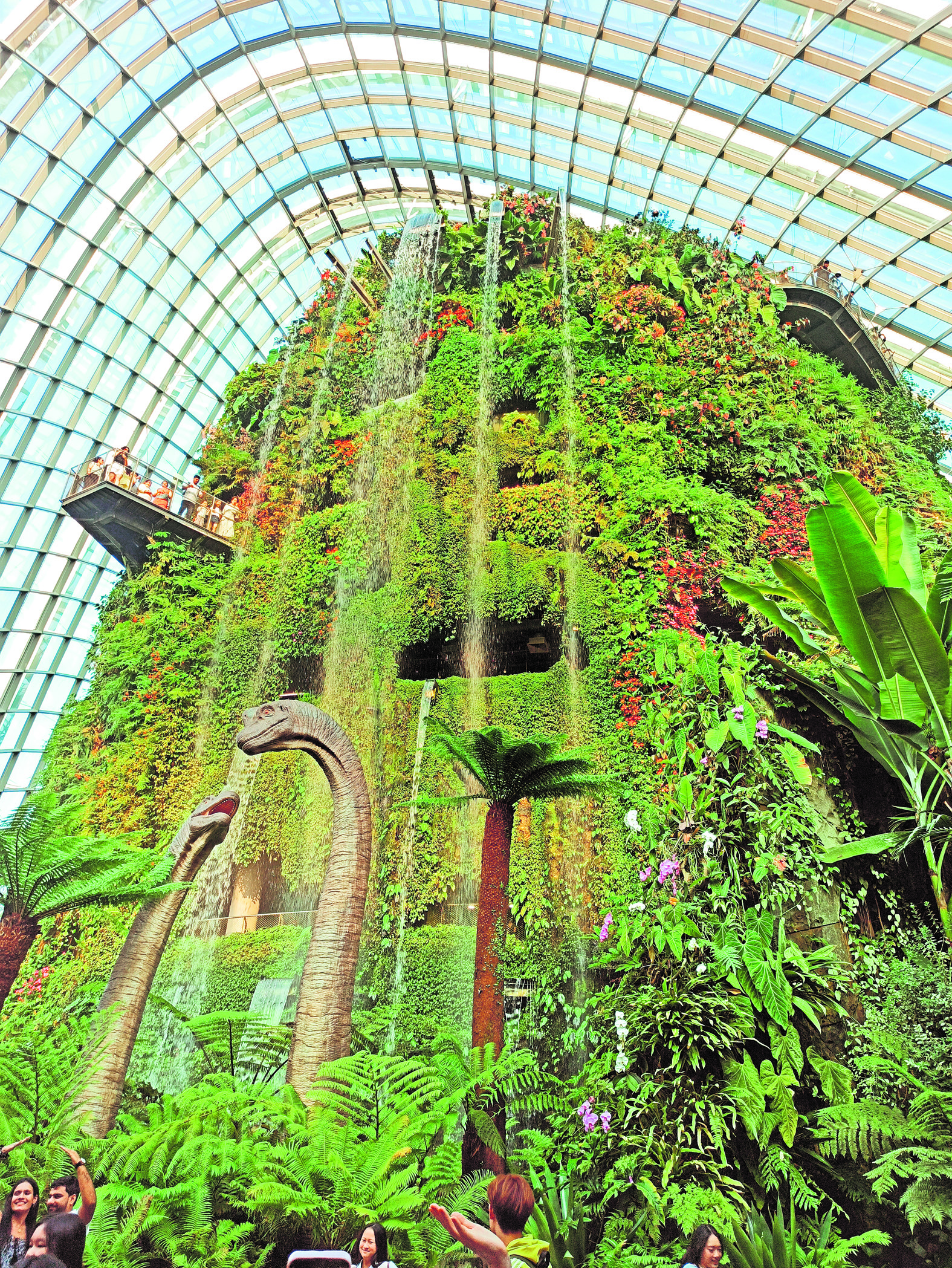 ಒಳಾಂಗಣದಲ್ಲಿನ ಬೃಹತ್‌ ಜಲಪಾತ