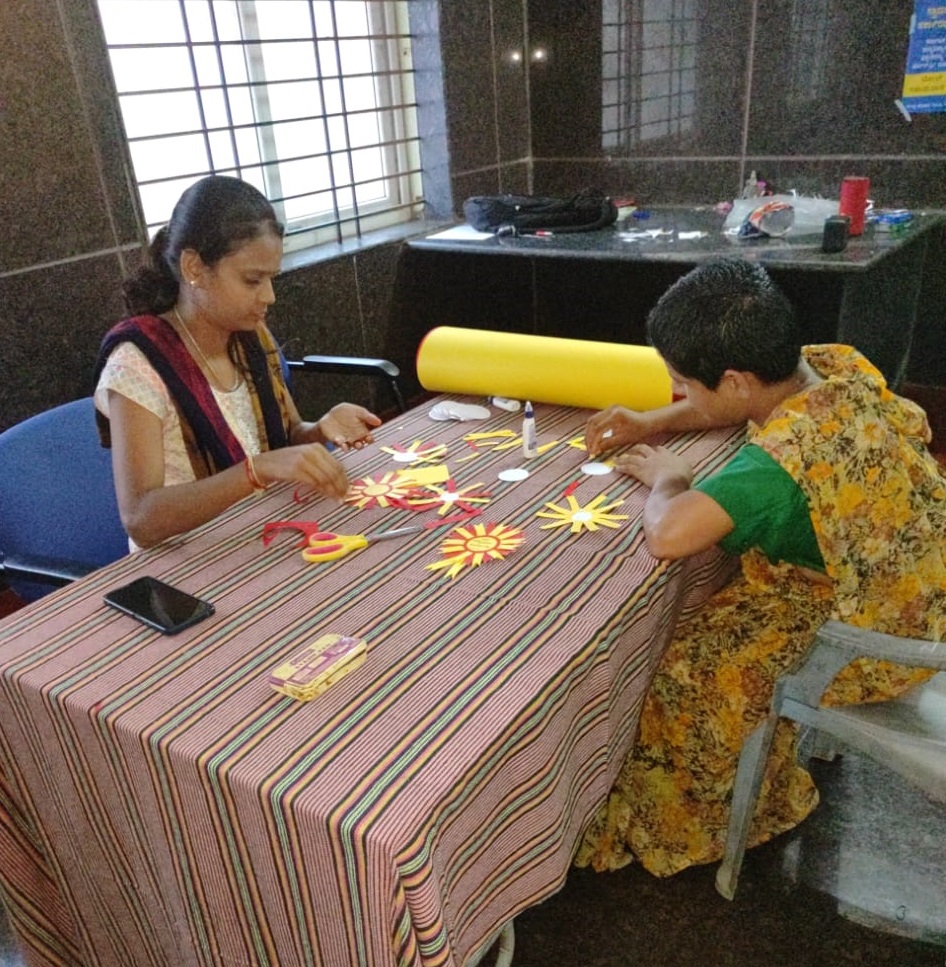 ಹುಬ್ಬಳ್ಳಿಯ ರಾಯಾಪೂರದಲ್ಲಿನ ನಿರಾಶ್ರಿತರ ಪರಿಹಾರ ಕೇಂದ್ರದಲ್ಲಿ ಸಿಬ್ಬಂದಿಯೊಬ್ಬರು ನಿರಾಶ್ರಿತ ಮಹಿಳೆಗೆ ಬ್ಯಾಡ್ಜ್‌ ತಯಾರಿಕೆ ತರಬೇತಿ ನೀಡುತ್ತಿರುವುದು