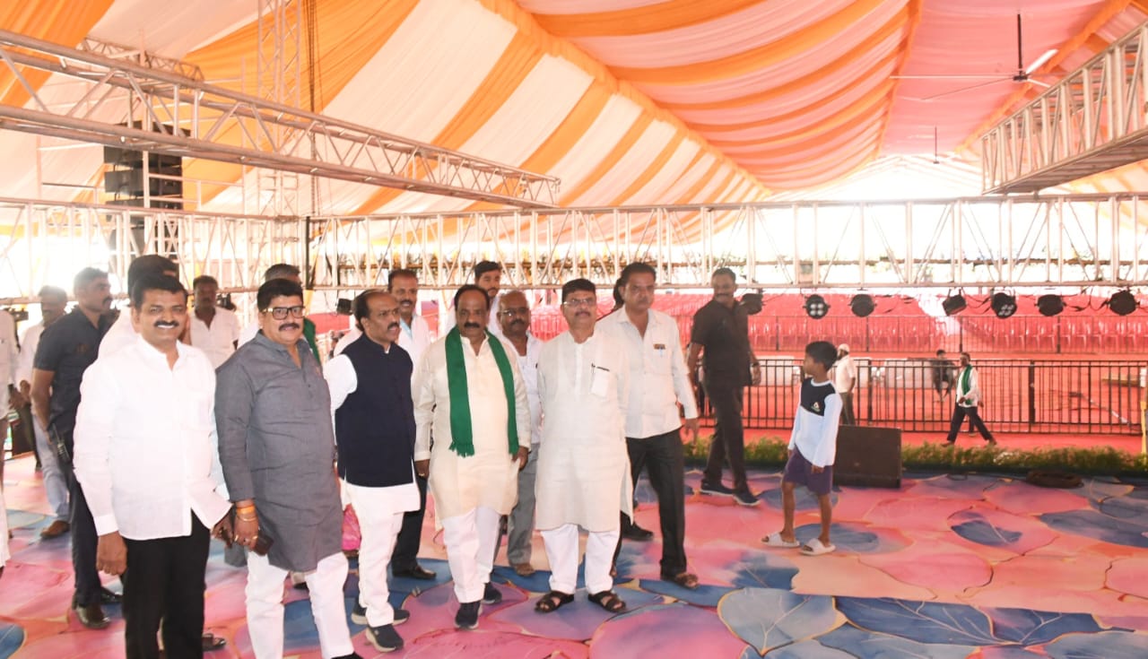 ನವಲಗುಂದ ಮಾಡೆಲ್ ಹೈಸ್ಕೂಲ್ ನಲ್ಲಿ ಸರ್ವ ಧರ್ಮ ಸಾಮೂಹಿಕ ವಿವಾಹ ನೆರವೇರಲಿರುವ ವೇದಿಕೆಯನ್ನು ಶಾಸಕ ಪ್ರಸಾದ ಅಬ್ಬಯ್ಯ ಎನ್.ಎಚ್. ಕೋನರಡ್ಡಿ ಶನಿವಾರ ಪರಿಶೀಲಿಸಿದರು     