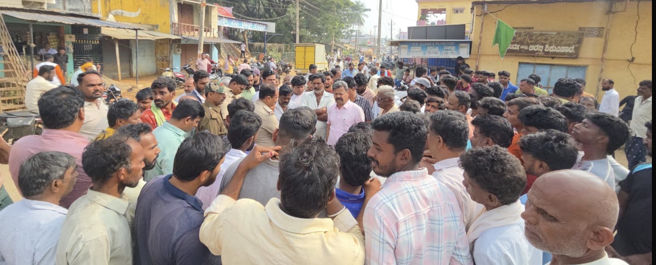 ಸಾಸ್ವೆಹಳ್ಳಿ ಗ್ರಾಮದಲ್ಲಿ ಶನಿವಾರ ಬೆಳಿಗ್ಗೆ ಬಿಗುವಿನ ವಾತಾವರಣ ಉಂಟಾಗಿತ್ತು. ಗ್ರಾಮಸ್ಥರು ಹಾಗೂ ಶಾಸಕ ಎಂ.ಪಿ.ರೇಣುಕಾಚಾರ್ಯ ಅವರೊಂದಿಗೆ ಪೊಲೀಸರು ಮಾತುಕತೆ ನಡೆಸಿದರು