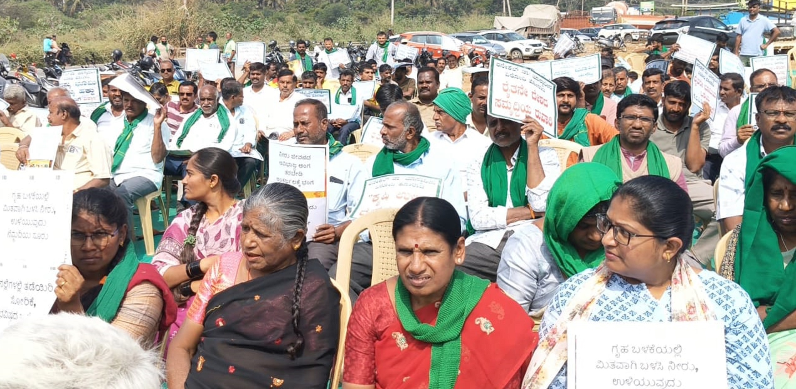 ಆನೇಕಲ್ ತಾಲ್ಲೂಕಿನ ಚಂದಾಪುರದಲ್ಲಿ ಭಾರತೀಯ ಕಿಸಾನ್ ಸಂಘ ಮತ್ತು ಆನೇಕಲ್ ಭೂಸ್ವಾಧೀನ ವಿರೋಧಿ ಹೋರಾಟ ಸಮಿತಿ ವತಿಯಿಂದ ನೀರಿದ್ದರೆ ನಾಳೆ - ನೀರಿಗಾಗಿ ನಡಿಗೆಯಲ್ಲಿ ಪಾಲ್ಗೊಂಡಿದ್ದ ಮಹಿಳೆಯರು ಮತ್ತು ರೈತರು