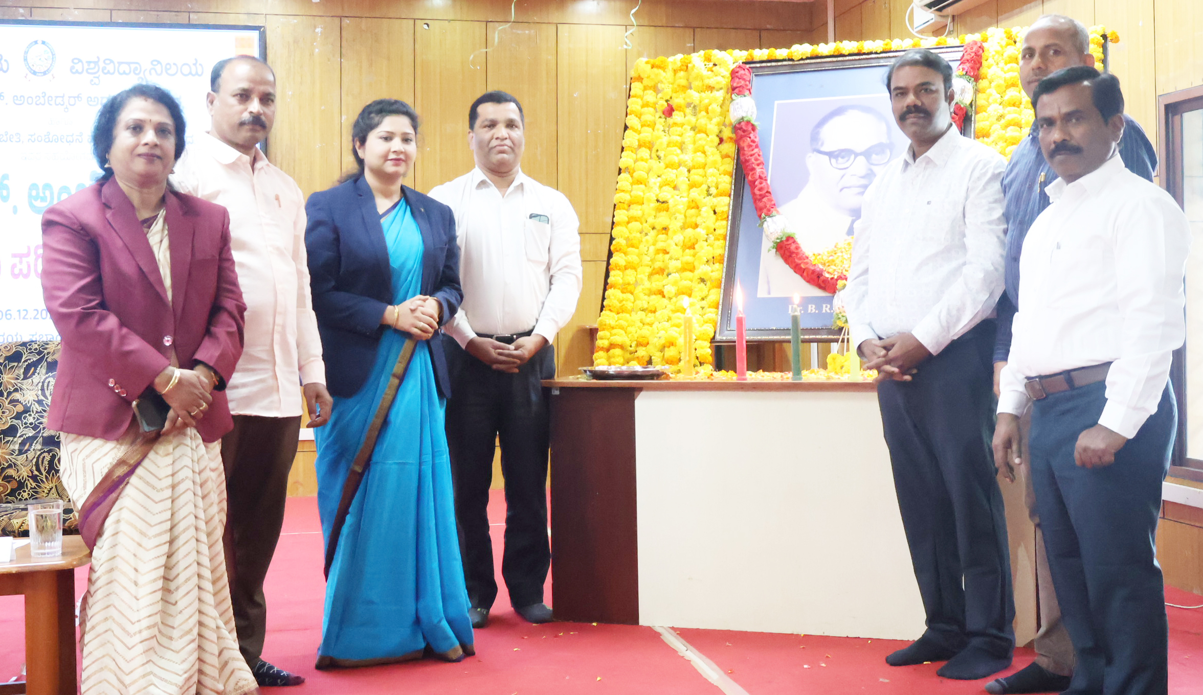 ತುಮಕೂರು ವಿಶ್ವವಿದ್ಯಾಲಯದಲ್ಲಿ ಅಂಬೇಡ್ಕರ್‌ ಮಹಾ ಪರಿನಿರ್ವಾಣ ದಿನದ ಪ್ರಯುಕ್ತ ಅಂಬೇಡ್ಕರ್‌ ಭಾವಚಿತ್ರಕ್ಕೆ ಪುಷ್ಪ ನಮನ ಸಲ್ಲಿಸಲಾಯಿತು. ವಿ.ವಿ ಕುಲಸಚಿವೆ ನಾಹಿದಾ ಜಮ್‌ ಜಮ್‌ ಸುಫಿಯ ಕಾನೂನು ಕಾಲೇಜಿನ ಪ್ರಾಂಶುಪಾಲ ಎಸ್‌.ರಮೇಶ್‌ ಅಂಬೇಡ್ಕರ್‌ ಅಧ್ಯಯನ ಕೇಂದ್ರದ ನಿರ್ದೇಶಕ ಕೇಶವ ಕಲಾ ಕಾಲೇಜಿನ ಪ್ರಾಂಶುಪಾಲರಾದ ಜಿ.ದಾಕ್ಷಾಯಿಣಿ ಇತರರು ಉಪಸ್ಥಿತರಿದ್ದರು