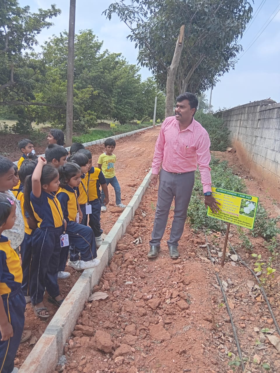 ಶಿಕ್ಷಕರೊಬ್ಬರು ಫಲಕದಲ್ಲಿರುವ ಮಾಹಿತಿಯನ್ನು ಮಕ್ಕಳಿಗೆ ವಿವರಿಸಿದರು 