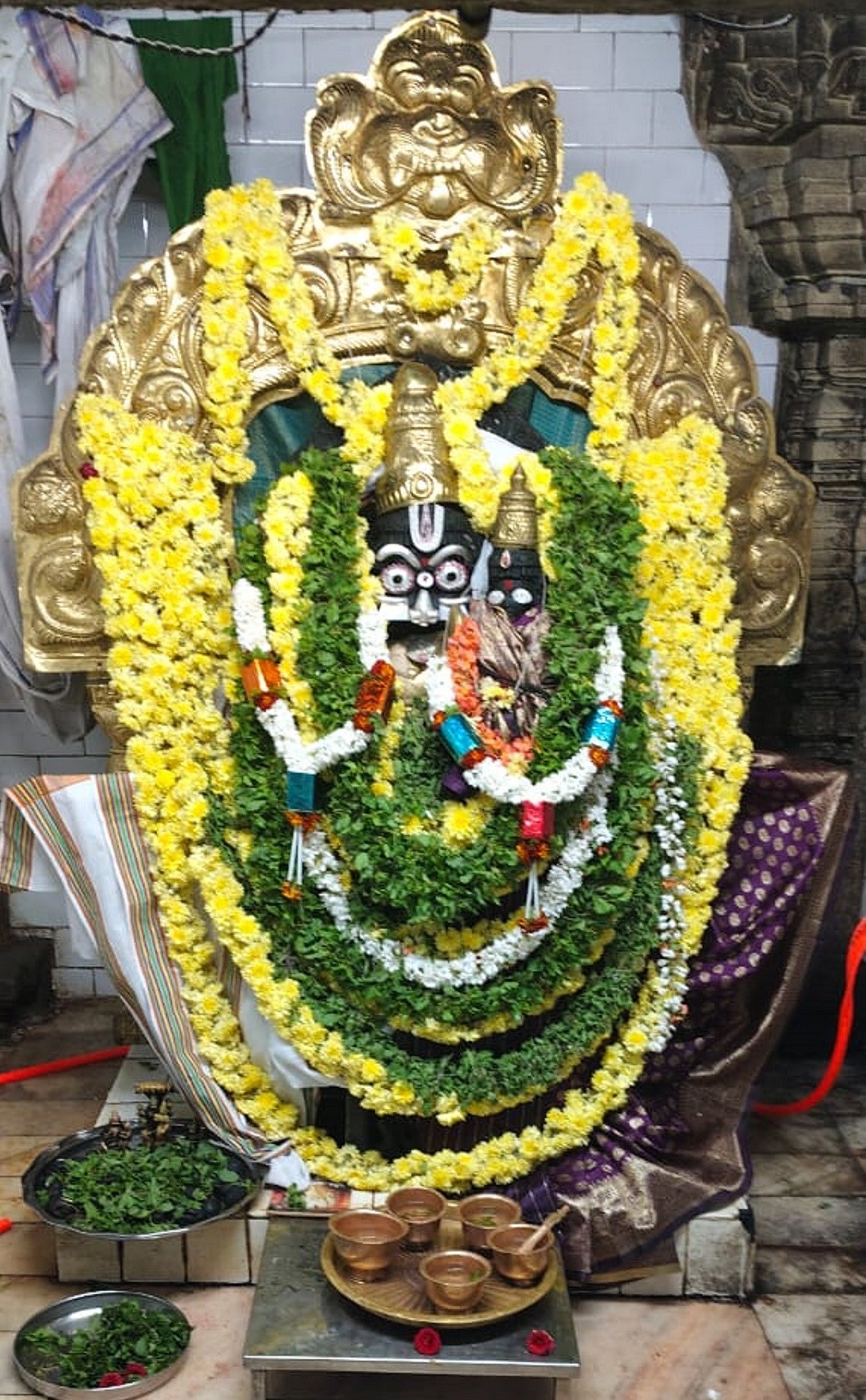 ಶ್ರೀಲಕ್ಷ್ಮೀ ನರಸಿಂಹಸ್ವಾಮಿ ದೇವಸ್ಥಾನಕ್ಕೆ ನವನರಸಿಂಹ ವಜ್ರಕವಚ ದೇಣಿಗೆ