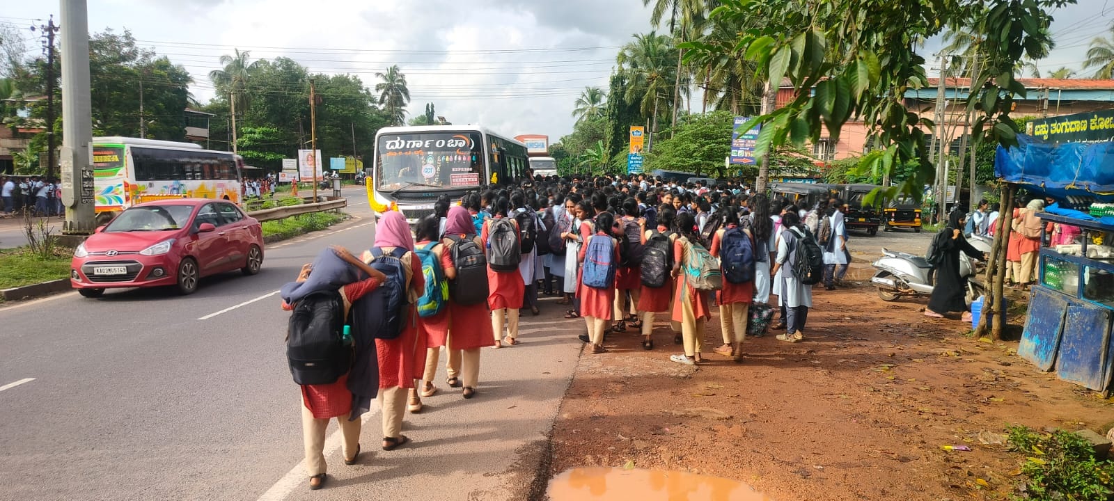 ಕೋಟ‌ ವಿವೇಕ ಪ್ರೌಢಶಾಲೆಯ ವಿದ್ಯಾರ್ಥಿಗಳು ರಾಷ್ಟ್ರೀಯ ಹೆದ್ದಾರಿ ದಾಟಲು ಹರ‌ಸಾಹಸ ಪಡುತ್ತಿರುವುದು