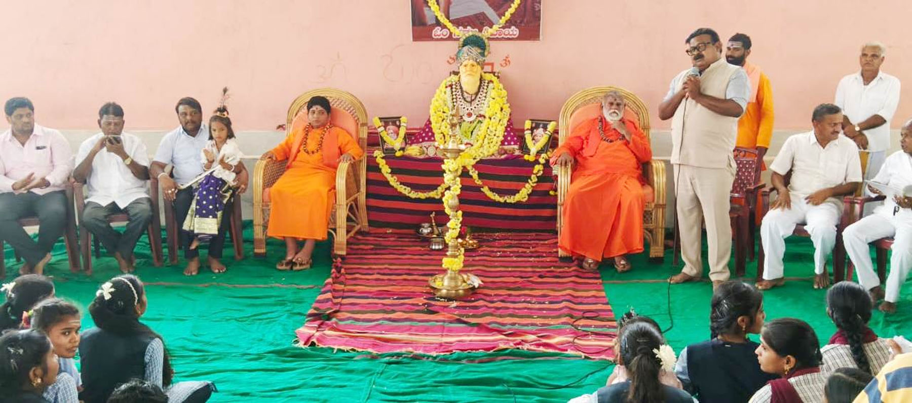 ರಾಣೆಬೆನ್ನೂರು ತಾಲ್ಲೂಕಿನ ಐರಾವತ ಕ್ಷೇತ್ರ ಐರಣಿ ಹೊಳೆಮಠದಲ್ಲಿ ಭಾನುವಾರ 11 ಎಕರೆ ಜಮೀನಿನಲ್ಲಿ ನಿರ್ಮಾಣ ಮಾಡಿರುವ ಗೋ ಶಾಲೆಯನ್ನು ಶಾಸಕ ಪ್ರಕಾಶ ಕೋಳಿವಾಡ ಮಾತನಾಡಿದರು.