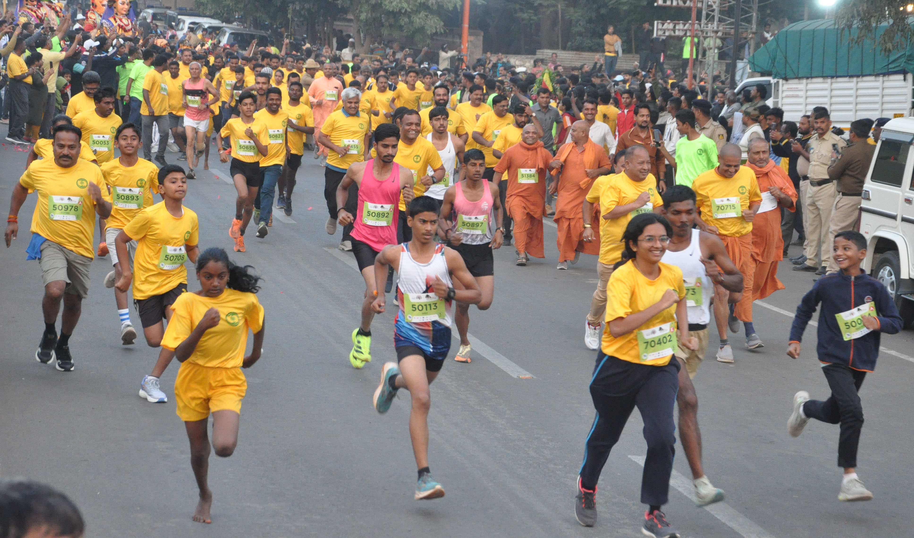 ವಿಜಯಪುರ ನಗರದಲ್ಲಿ ಭಾನುವಾರ ನಡೆದ ವೃಕ್ಷಥಾನ್ ಪಾರಂಪರಿಕ ಓಟದಲ್ಲಿ ಯುವಕ ಯುವತಿಯರೊಂದಿಗೆ ವಿವಿಧ ಮಠಾಧೀಶರು ಓಡಿದರು   –ಪ್ರಜಾವಾಣಿ ಚಿತ್ರ