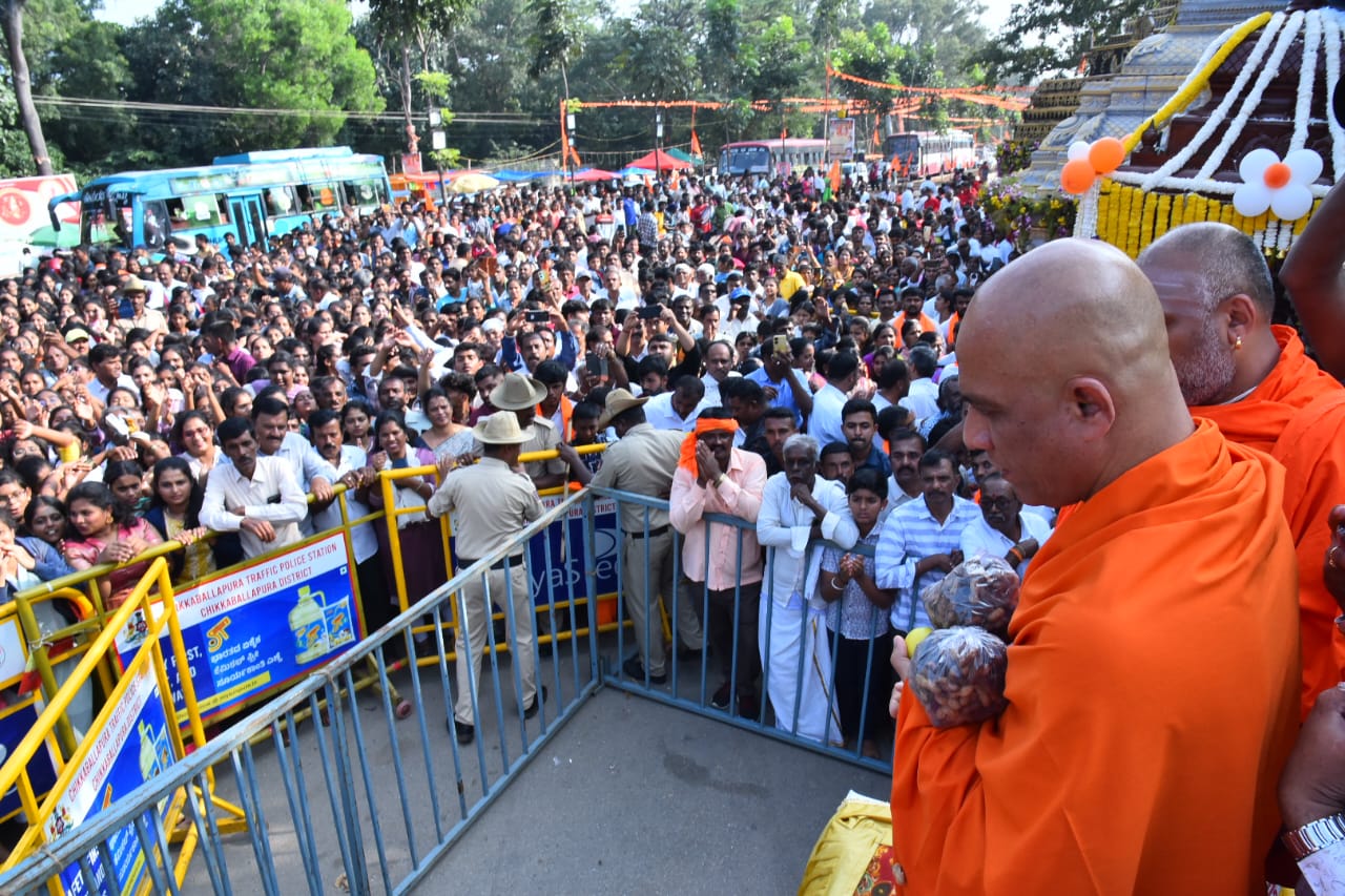 ನಿರ್ಮಲಾನಂದನಾಥ ಸ್ವಾಮೀಜಿ ಅವರಿಂದ ಕಡಲೆಕಾಯಿ ಪ್ರಸಾದ ಪಡೆಯಲು ಕಾಯುತ್ತಿರುವ ಭಕ್ತರು