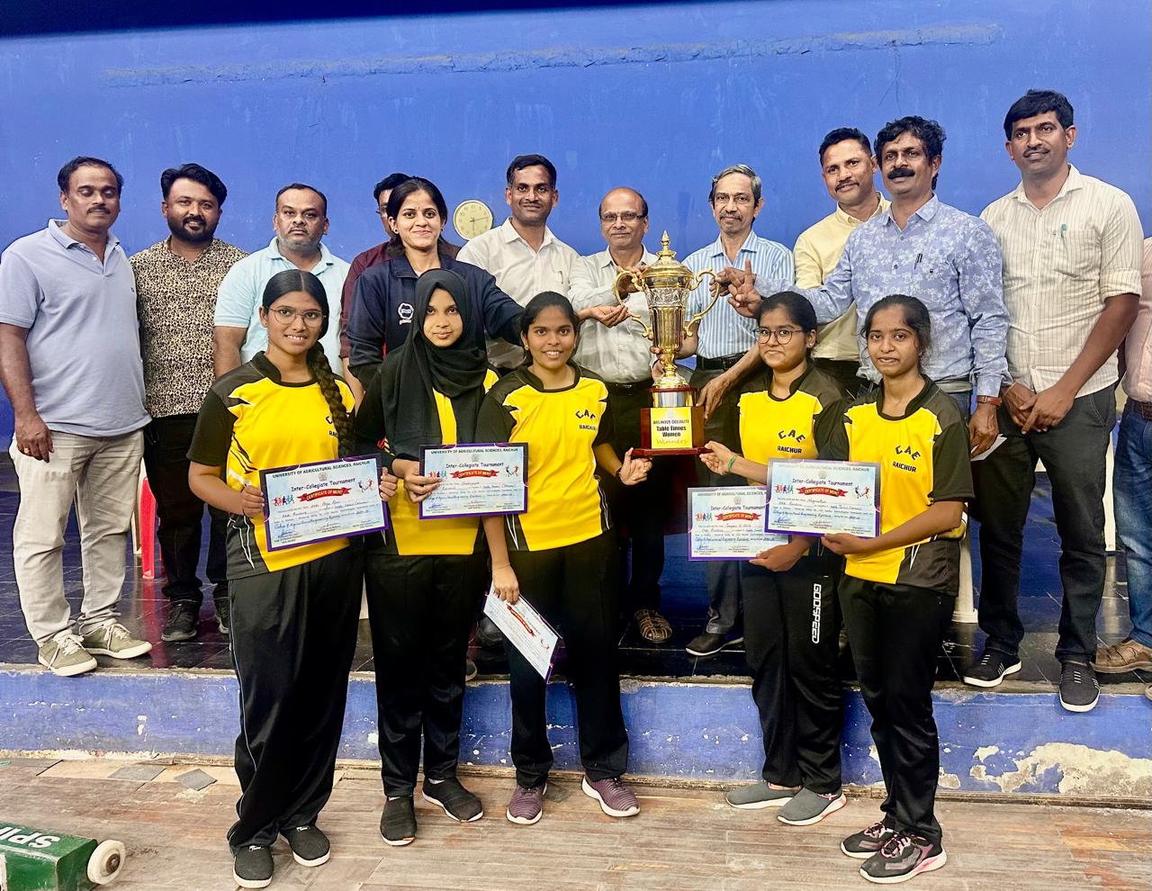 ರಾಯಚೂರಿನ ಕೃಷಿ ವಿಜ್ಞಾನಗಳ ವಿಶ್ವವಿದ್ಯಾಲಯದ ಒಳಂಗಾಣ ಕ್ರೀಡಾಂಗಣದಲ್ಲಿ ನಡೆದ ಅಂತರ ಕಾಲೇಜುಗಳ ಕ್ರೀಡಾಕೂಟದ ಟೆನಿಸ್‌ ಡಬಲ್ಸ್‌ನಲ್ಲಿ ನಡೆದ ಪಂದ್ಯದಲ್ಲಿ ವಿಜೇತರಿಗೆ ಕೃಷಿ ಎಂಜಿನಿಯರಿಂಗ್‌ ಕಾಲೇಜಿನ ಡೀನ್ ಎಂ.ಎಸ್.ಅಯ್ಯನಗೌಡರ ಕೃಷಿ ವಿವಿಯ ದೈಹಿಕ ಶಿಕ್ಷಣ ವಿಭಾಗದ ನಿರ್ದೇಶಕ ರಾಜಣ್ಣ ಬಹುಮಾನ ವಿತರಿಸಿದರು. ಸುಧಾರಾಣಿ ಶಗುಪ್ತಾ ಪಲ್ಲವಿ ಶಾಂತಮ್ಮ ಝಪಾ ಉಪಸ್ಥಿತರಿದ್ದರು