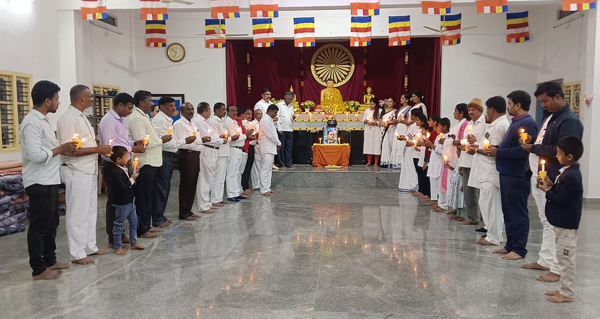 ಚಾಮರಾಜನಗರ | ಅಂಬೇಡ್ಕರ್ ಪರಿನಿರ್ವಾಣ ದಿನ: ಮೊಂಬತ್ತಿ ಬೆಳಗಿಸಿ ಸ್ಮರಣೆ