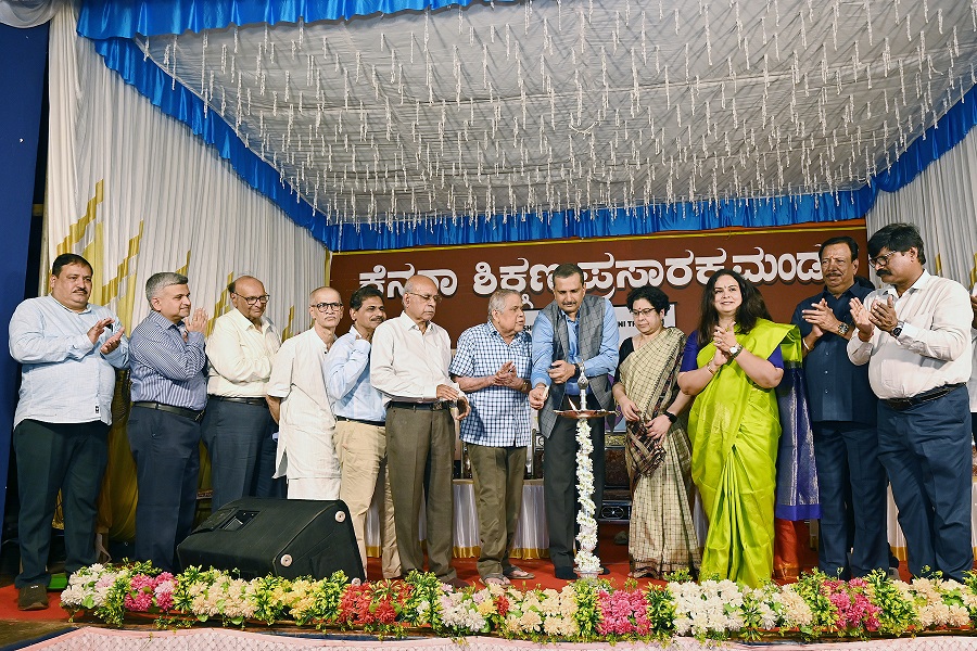 ಗೋಕರ್ಣದ ಭದ್ರಕಾಳಿ ಪ್ರೌಢಶಾಲೆಯಲ್ಲಿ ಛಾಮಿ ವಿಧ್ಯಾ ವಾಹಿನಿ ಟ್ರಸ್ಟಿನ ವತಿಯಿಂದ ನಿರ್ಮಿಸಿದ ಸೋಲಾರ ಘಟಕದ ಲೋಕಾರ್ಪಣ ಕಾರ್ಯಕ್ರಮವನ್ನು ಉದ್ಘಾಟಿಸಿದ ಉತ್ತರಪ್ರದೇಶ ಸರ್ಕಾರದ ನಿವೃತ್ತ ಪ್ರಧಾನ ಕಾರ್ಯದರ್ಶಿ ನಿತಿನ್ ರಮೇಶ ಗೋಕರ್ಣ   