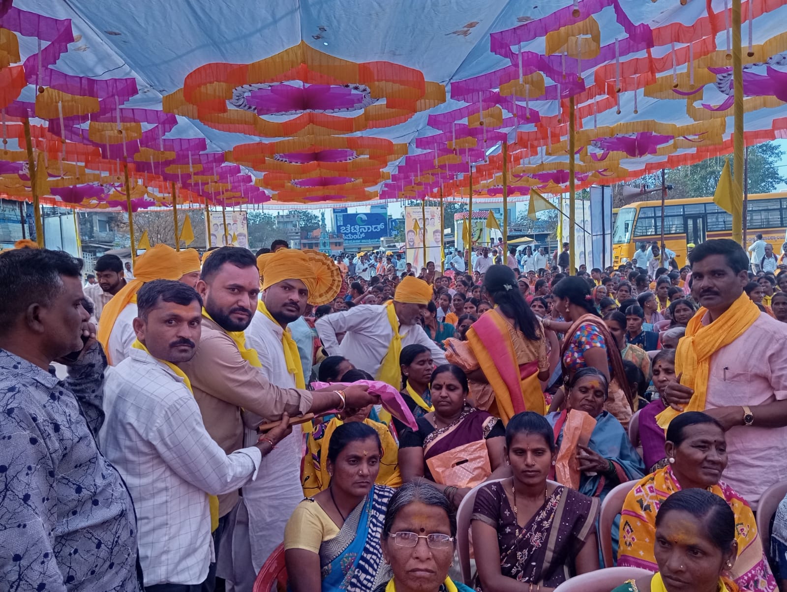 ಜಯಂತಿಗೆ ಬಂದ ಮಹಿಳೆಯರಿಗೆ ಸೀರೆ ವಿತರಣೆ ಮಾಡಲಾಯಿತು.‌
