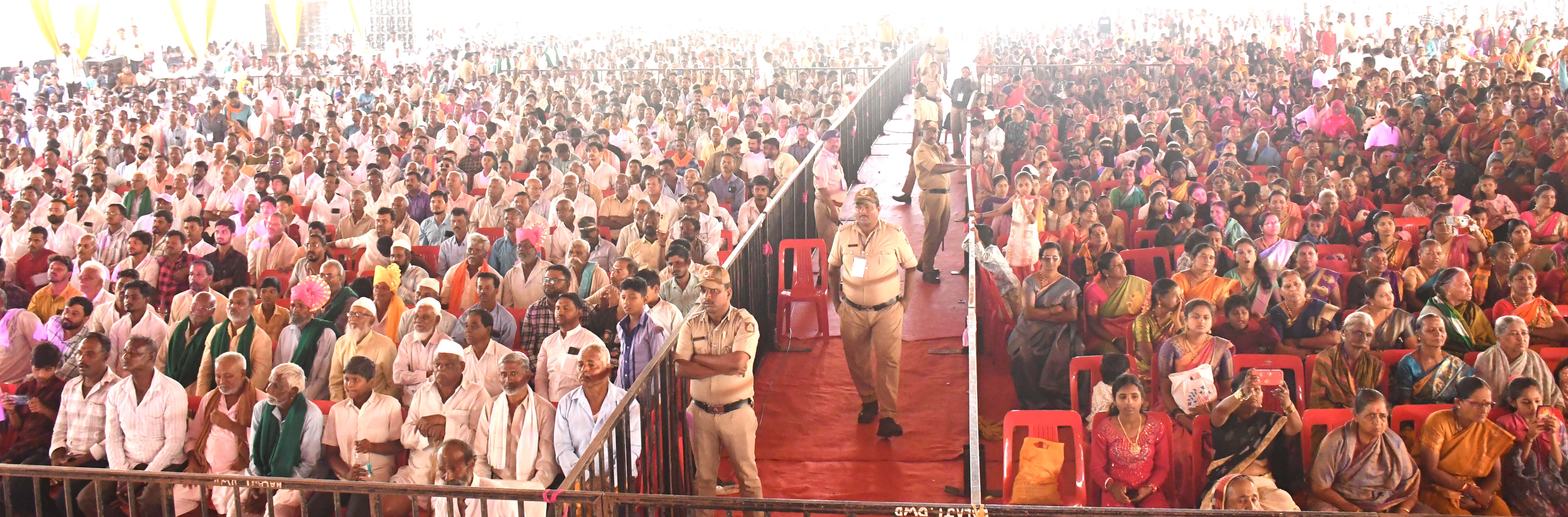 ನವಲಗುಂದಲ್ಲಿ ಭಾನುವಾರ ನಡೆದ ಸಾಮೂಹಿಕ ವಿವಾಹ ಕಾರ್ಯಕ್ರಮದಲ್ಲಿ ಪಾಲ್ಗೊಂಡಿದ್ದ
ಜನರು

06dec07mass marriage dwd03
ನವಲಗುಂದಲ್ಲಿ ಭಾನುವಾರ ನಡೆದ ಸಾಮೂಹಿಕ ವಿವಾಹ ಕಾರ್ಯಕ್ರಮದಲ್ಲಿ ಜನರು