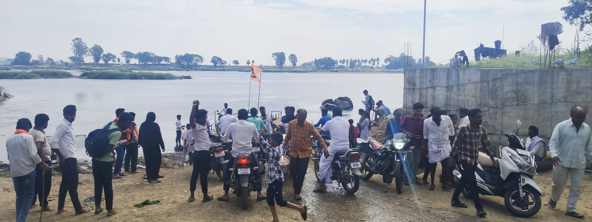 ತೆಕ್ಕಲಕೋಟೆ ಸಮೀಪದ ತುಂಗಭದ್ರಾ ನದಿ ತಟದ ನಿಟ್ಟೂರು- ಸಿಂಗಾಪುರ ಗ್ರಾಮಗಳ ಸಂಚಾರಕ್ಕೆ ದೋಣಿಗಾಗಿ ಕಾಯುತ್ತಿರುವ ಜನ