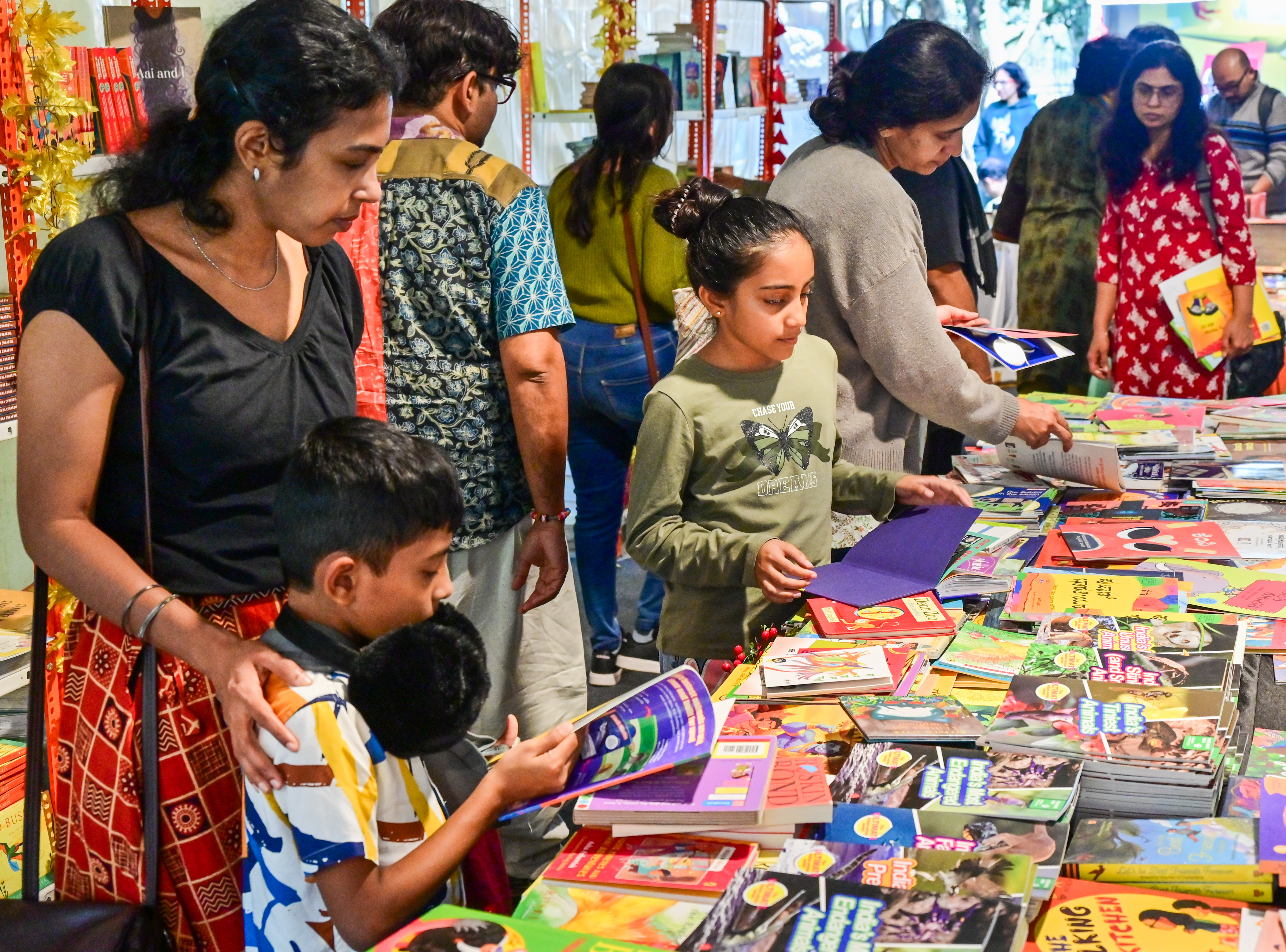 ಉತ್ಸವಕ್ಕೆ ಬಂದವರು ಪುಸ್ತಕ ಮಳಿಗೆಗಳಲ್ಲಿ ವಿಹರಿಸಿದರು